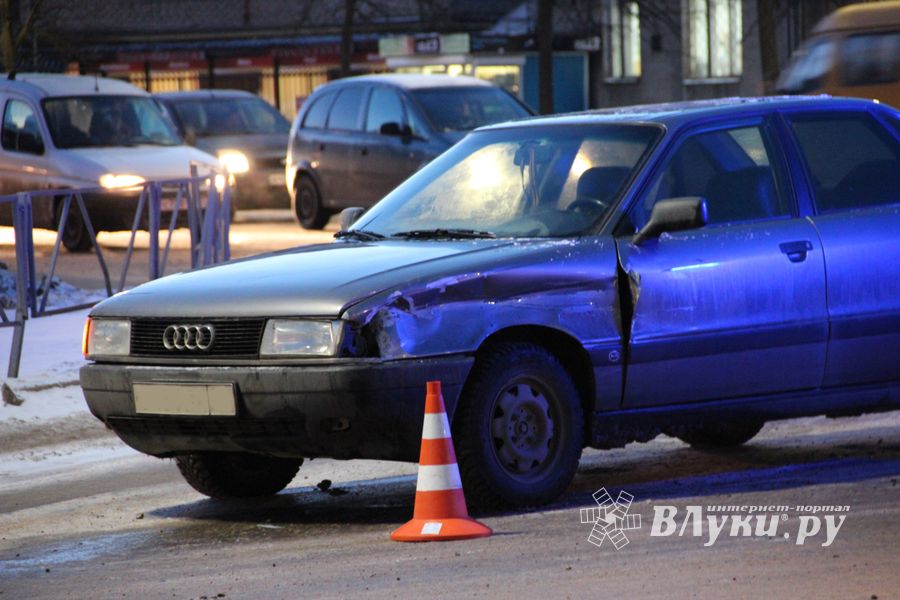 В Великих Луках столкнулись Ауди и ВАЗ (ФОТО)