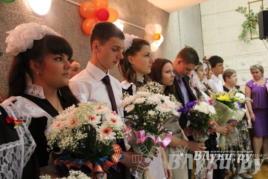 «Последний звонок» в школах Великих Лук