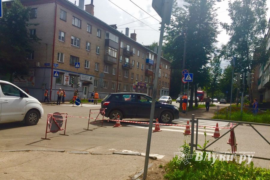 На перекрестке ул. К. Либнехта — просп. Октябрьский обновляют дорожную разметку (ФОТО)
