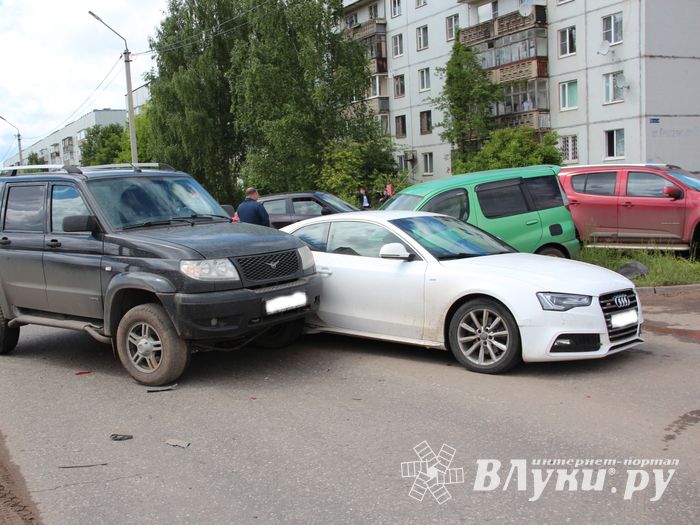 В Великих Луках произошло тройное ДТП (ФОТО)