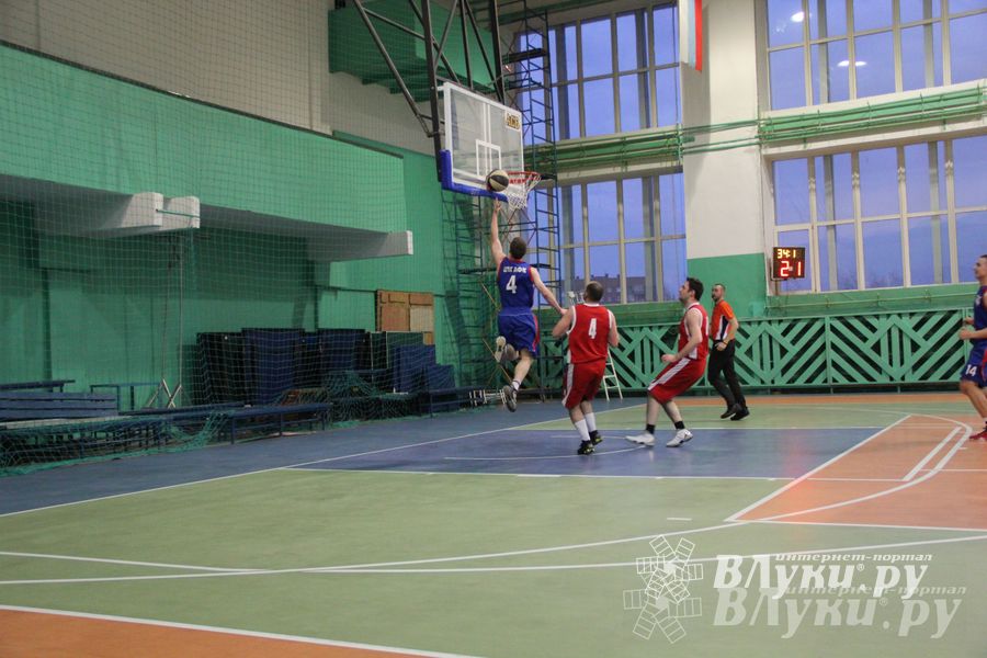 В Великих Луках проходит Открытый Чемпионат г. Великие Луки по баскетболу (фото)