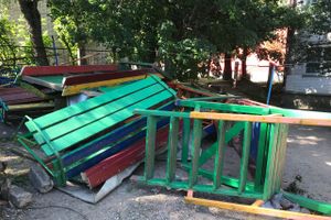 От качелей к горкам — игровые площадки Великих Лук терпят новые потери (ФОТО)