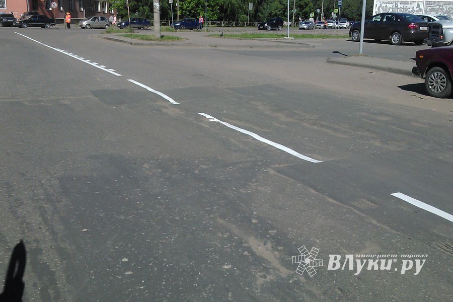 На дорогах Великих Луках появилась новая разметка, а новый асфальт — нет (ФОТО)