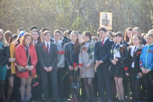 Ученики лицея №11 возложили цветы к могилам Братского кладбища (ФОТО)