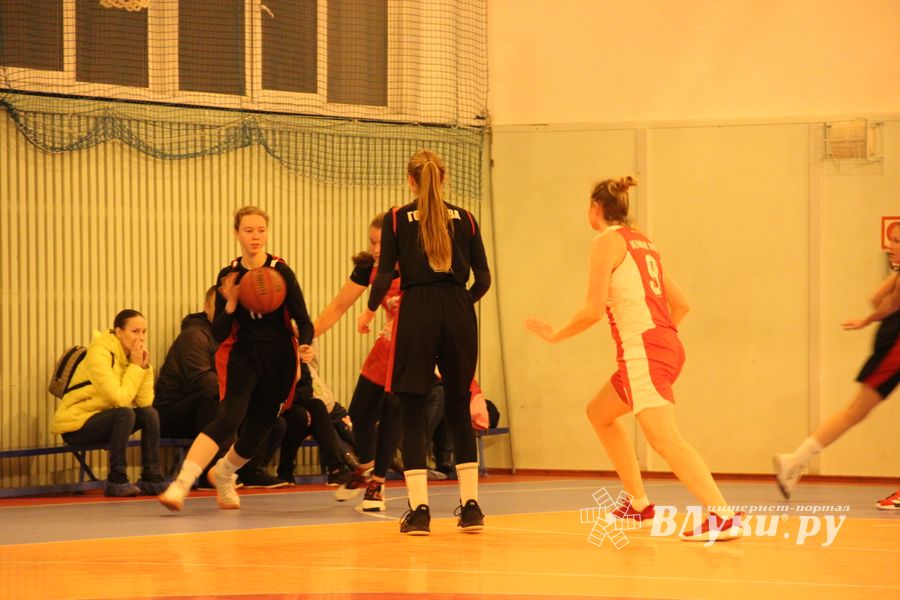 Великолукские баскетболистки борются за Кубок города (ФОТО)