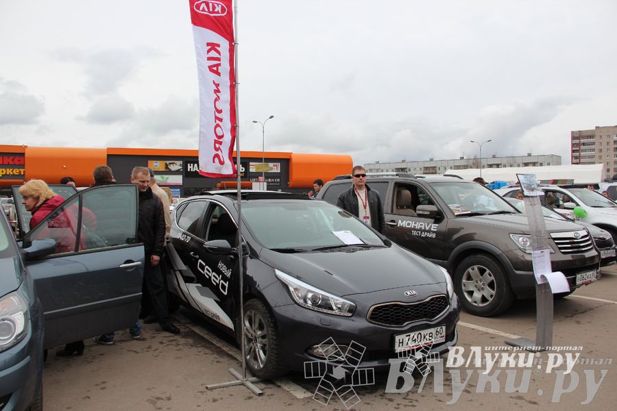 В Великих Луках прошла автомобильная ярмарка