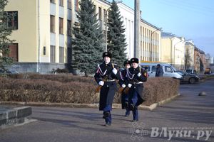 День защитника отечества в Великих Луках отметили памятным митингом и салютом