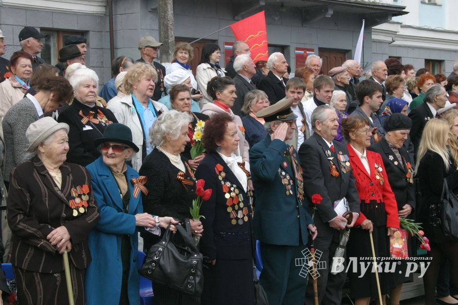 В Великих Луках прошел Военный парад