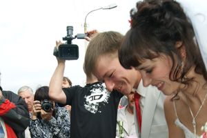 Торжественное открытие парковой скульптуры «Кресло влюбленных»