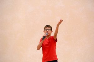 В Великих Луках поздравляют мам (ФОТО)