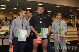 В Великих Луках состоялись Первенство города по жиму штанги и Первый Кубок города по армлифтингу (фото)