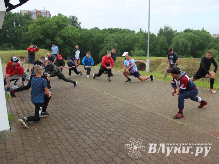 Великолучане провели зарядку с чемпионом (ФОТО)