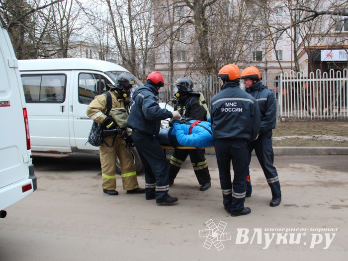 В Великих Луках «захватили заложников» (фото)