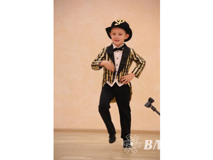 В Великих Луках ученики школы №13 поздравили своих педагогов (ФОТО)