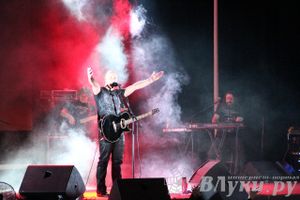 В Великих Луках состоялся концерт Дениса Майданова