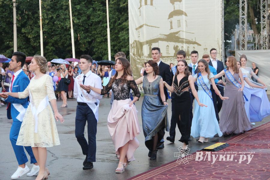 Великолукской «Бригантине» пришлось поплавать под дождём (ФОТО)