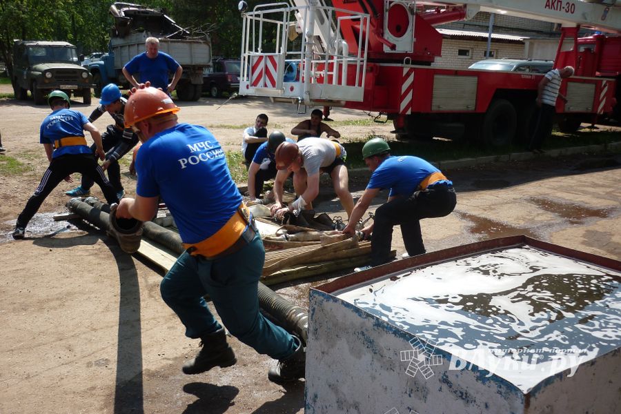 В Великих Луках прошли соревнования среди пожарных