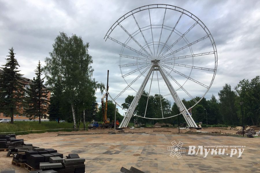 В Великих Луках убрали старое колесо обозрения (ФОТО)