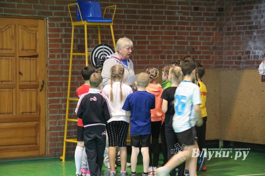 В Великих Луках прошли областные соревнования «Папа, мама, я - спортивная семья» (ФОТО)