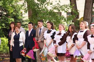 В Великих Луках прозвенели «последние» звонки (ФОТО)