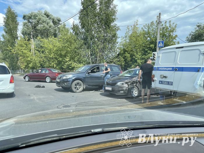 Серьёзное ДТП на перекрёстке Великих Лук (ФОТО)