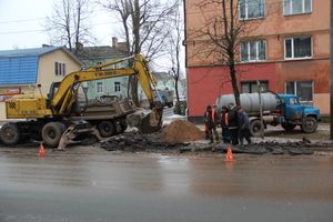 Из-за аварии в водоводе несколько домов отключены от воды (ФОТО)
