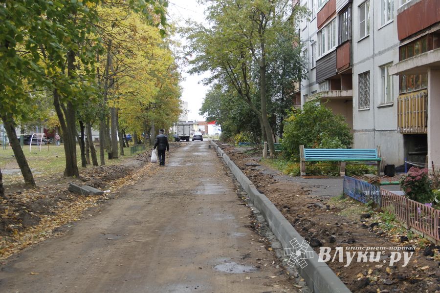 Во дворе дома на ул. Гоголя дорожники взяли в руки клещи (ФОТО)