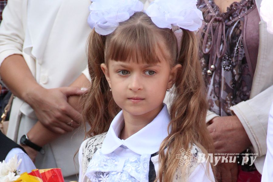 Самую многочисленную школу Великих Лук пополнили 116 первоклассников (ФОТО)