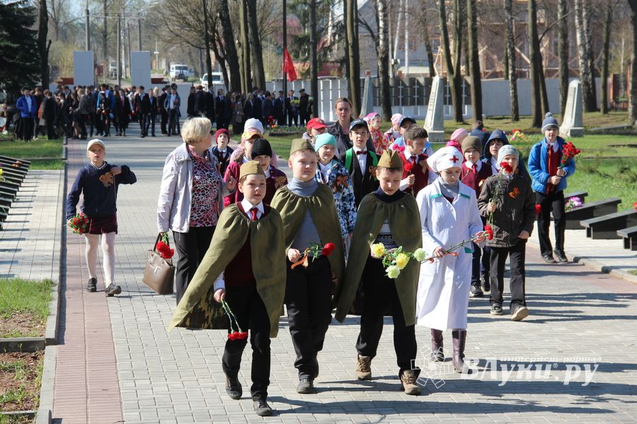 Ученики лицея №11 возложили цветы к могилам Братского кладбища (ФОТО)