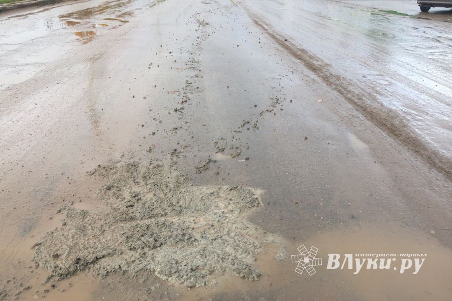 И в дождь, и в стужу бетон — на лужу (ФОТО)