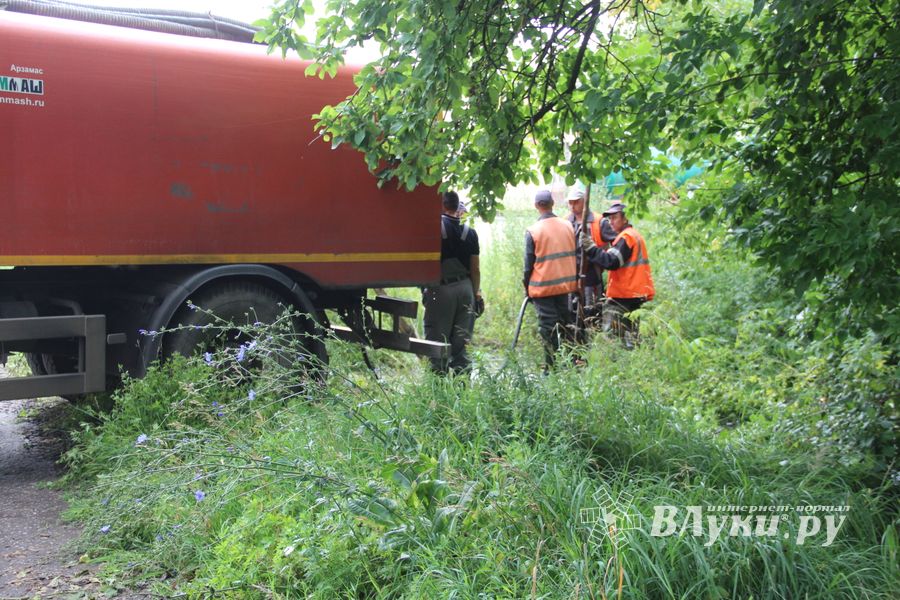 В Великих Луках устраняют серьёзную аварию в сетях канализации (ФОТО)