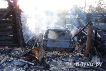 В Псковской области мужчина решил поменять газовый балон, как итог - сгорел дом, гараж, автомобиль и прицеп (фото)