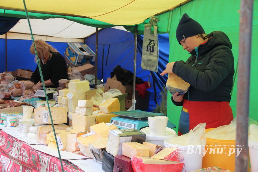 В Великих Луках прошла универсальная ярмарка «Весна-2019» (ФОТО)