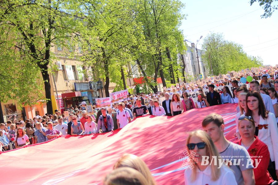 По центральному проспекту Великих Лук прошёл  «Бессмертный полк» (0+) (ФОТО)