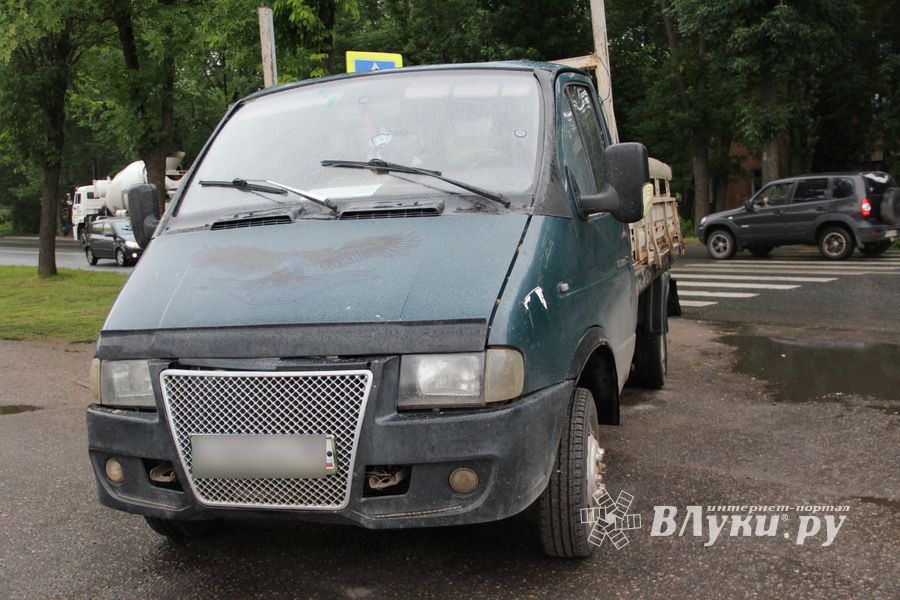 В Великих Луках столкнулись ВАЗ и Газель, есть пострадавшие (ФОТО)