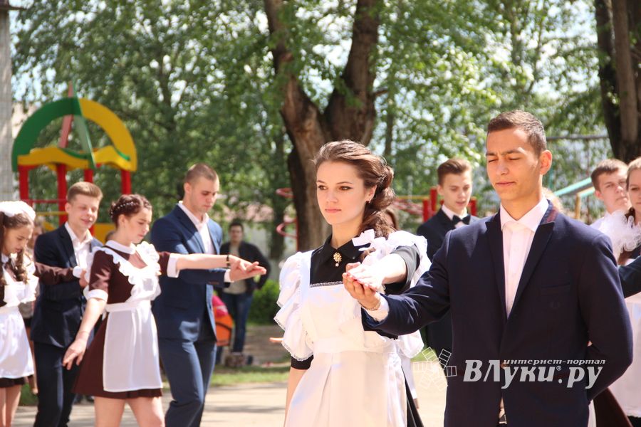 В Великих Луках прозвенели «последние» звонки (ФОТО)