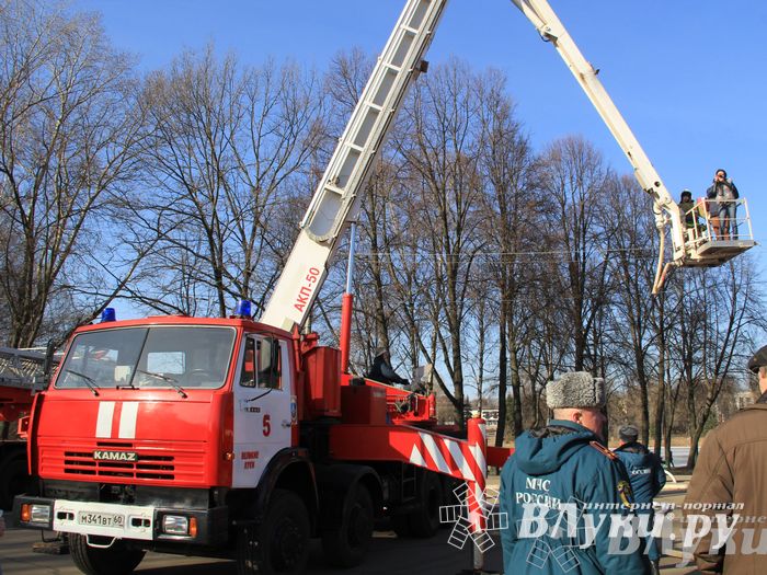 В центре Великих Лук спасатели продемонстрировали свою технику (ФОТО)