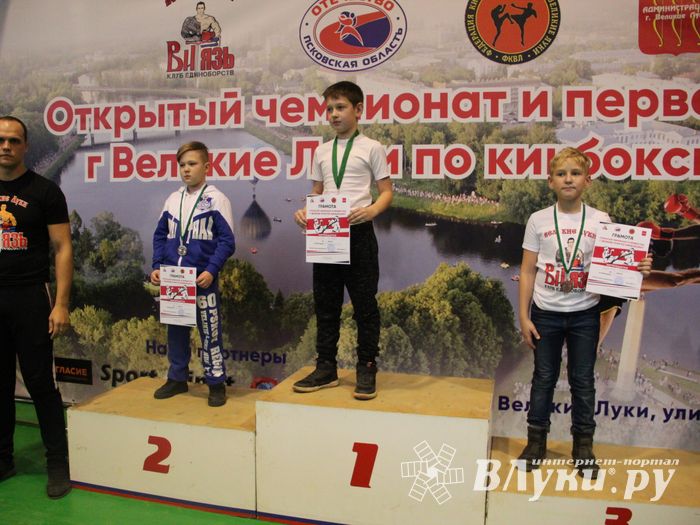 В Великих Луках прошли соревнования по кикбоксингу (ФОТО)