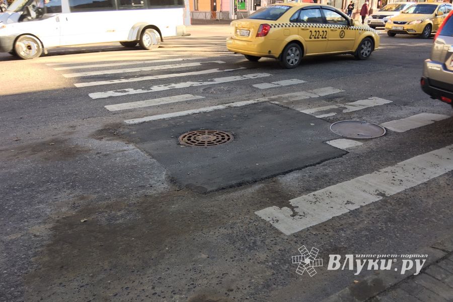 Ливневый колодец в центре Великих Лук приобрел новую «одежку»