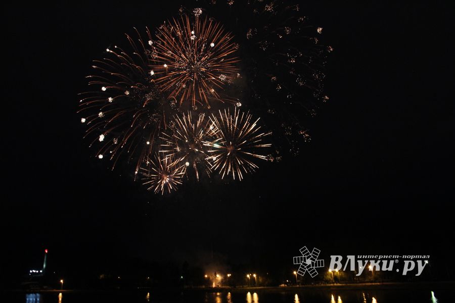 В Великих Луках прогремел праздничный салют в честь Дня Победы (ФОТО)