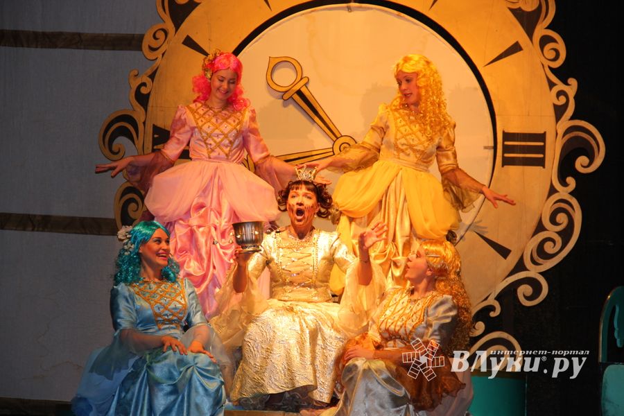 «Принцессу на горошине» и «Свинопаса» показал Великолукский драматический театр (фото)