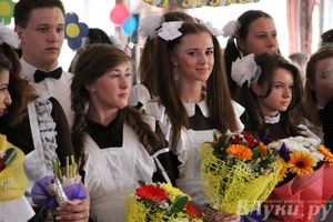 В Великих Луках прозвенели «Последние звонки»