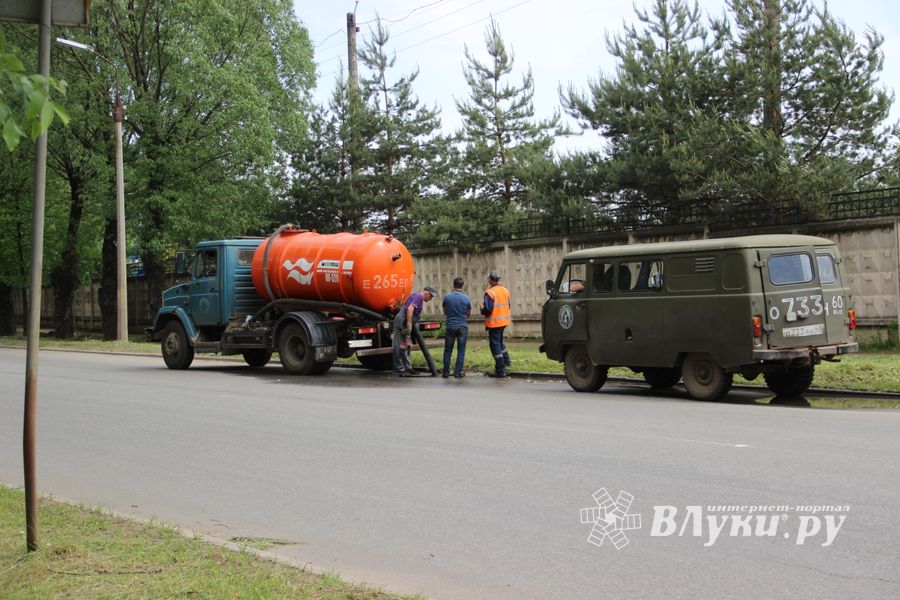 На пр. Гагарина устраняют аварию на водопроводе (ФОТО)