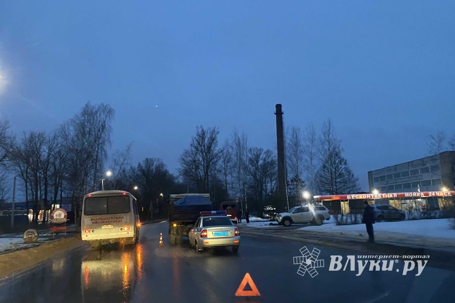 В Великих Луках столкнулись автобус и грузовик (ФОТО)