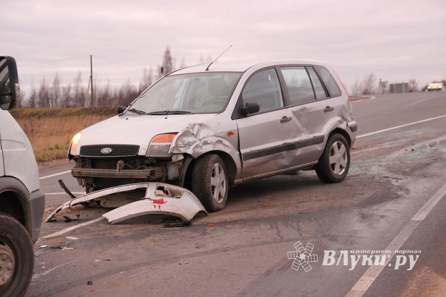 На выезде из Великих Лук произошло серьёзное ДТП (ФОТО)