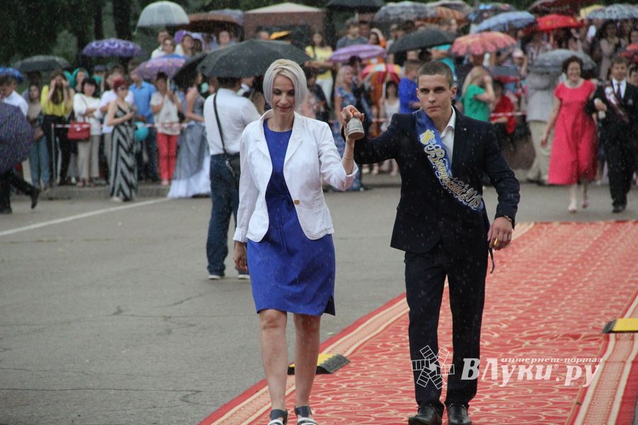 Великолукской «Бригантине» пришлось поплавать под дождём (ФОТО)