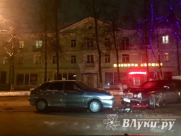 В Великих Луках на проспекте Ленина произошло ДТП (ФОТО)