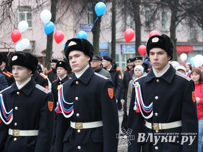 В Великих Луках прошло праздничное шествие (ФОТО)