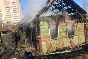 В Великих Луках сгорел нежилой дом (ФОТО; ВИЛЕО)
