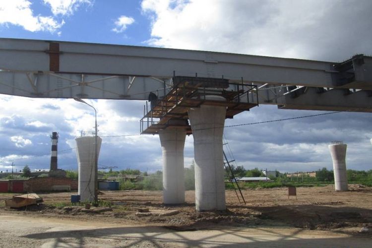 В Великих Луках продолжается строительство путепровода через железную дорогу (ФОТО)